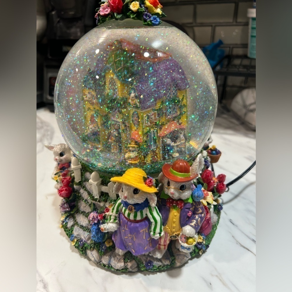 Christopher Radko Dapper Family snowglobe Glitterglobe With Box Easter spring